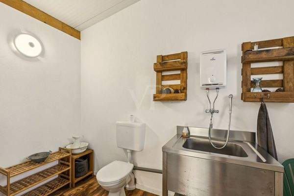 Nebengebäude mit Sanitärinstallation