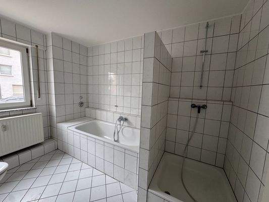 Helles Badezimmer mit Dusche