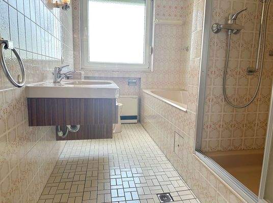 + Bad mit Wanne + Dusche + Fenster.