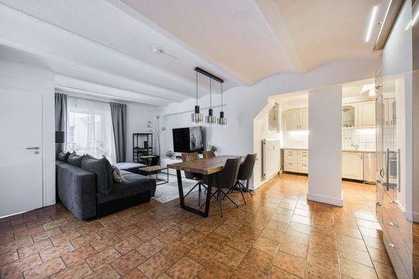 Wohnzimmer mit Blick in Küche