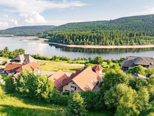 Direkter Blick über das Anwesen auf den See