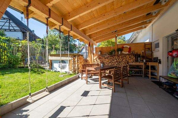 neue Terrasse mit Holzlager