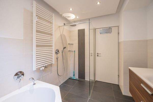 Tageslichtbad Untergeschoss (2)