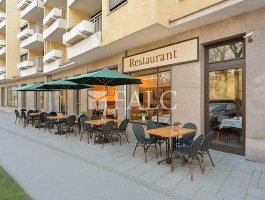 Restaurant mit Außentischen KI generiert