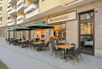 Restaurant mit Außentischen KI generiert