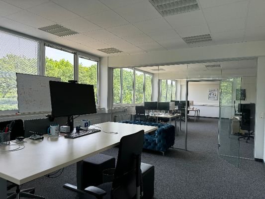 Büro mit Blick auf Großraumbüro