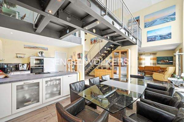 Essbereich mit moderner Einbauküche