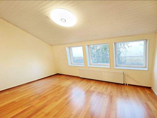 Heller, geräumiger Schlafbereich im Dachgeschoss mit sehr schöner Fernsicht