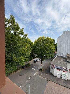 Straßenecke mit Bäumen