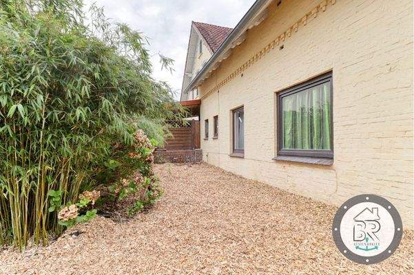 Kleine Gartenfläche hinter der Terrasse