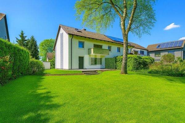 Gartenansicht im Sommer (KI generiert)