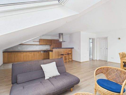 Wohnzimmer mit offener Küche