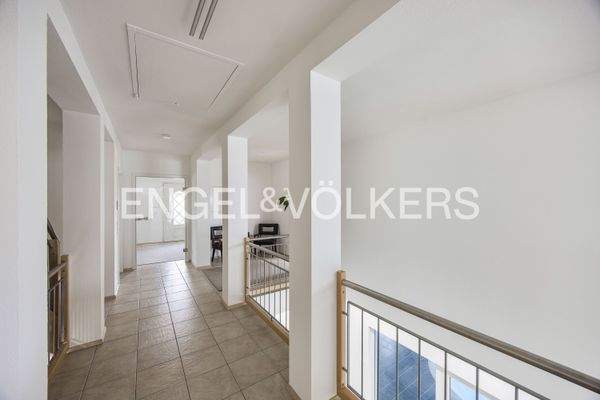 Weitläufiger Flurbereich im Erdgeschoss mit Galerie und Blick auf den Indoor-Pool