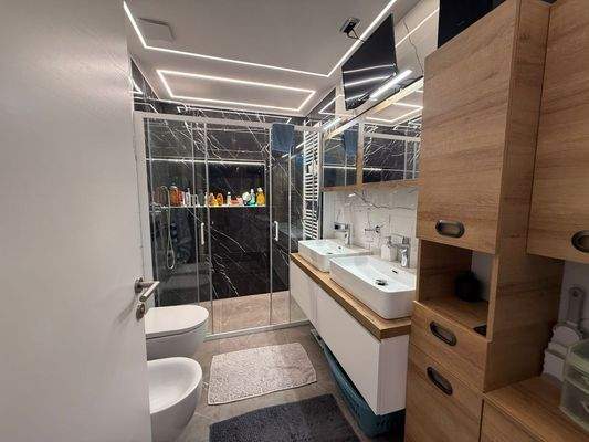 Brixen-Sanierte Wohnung-vollmöbliert-modern-hochwertige Möbel-Eichrichtung-Luxus-Neu-Beleuchtung-Terrasse-Stadtzentrum-Bahnhof