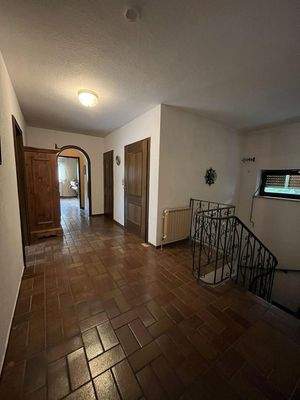 Flurbereich mit Treppe Keller