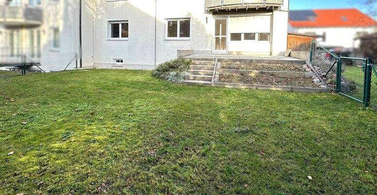 24. Terrasse mit Garten.jpg