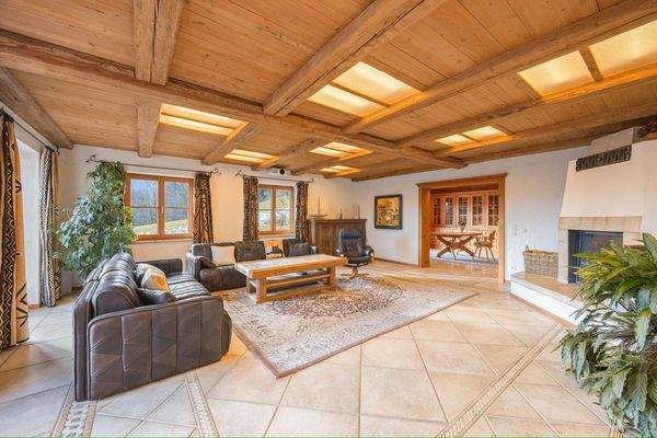 Wohnzimmer mit Blick auf Bibliothek