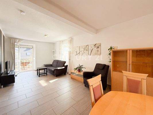 Wohn- und Essbereich mit Balkonzugang