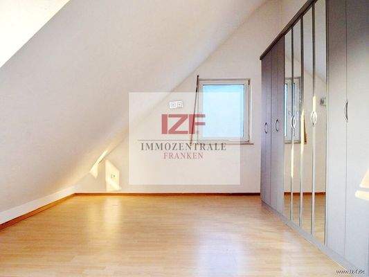 Schlafbereich mit großem Schrank