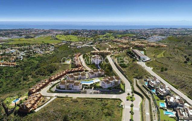 Sea-View Properties in a Complex with Pool in Benahavis