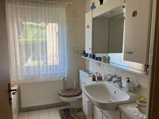 Bad im EG mit Wanne und Dusche