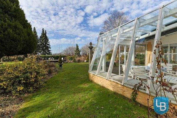 Blick in den Wintergarten und den Garten