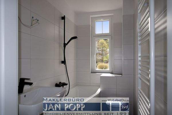 Tageslichtbad mit Wanne