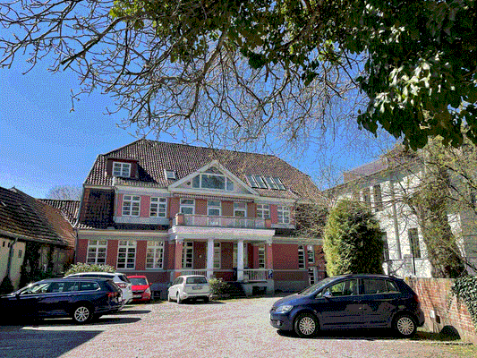 Gartenansicht mit Stellplätzen.GIF