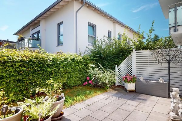 Sonnige Terrasse mit Garten