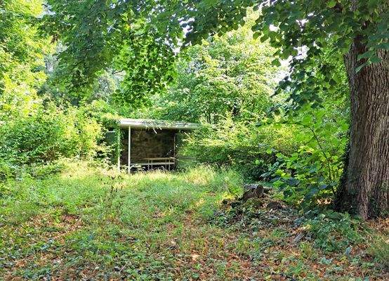 Untere Gartenebene mit historischer Laube