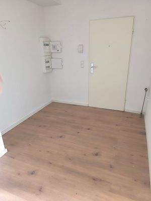 Leerer Raum mit Holzboden