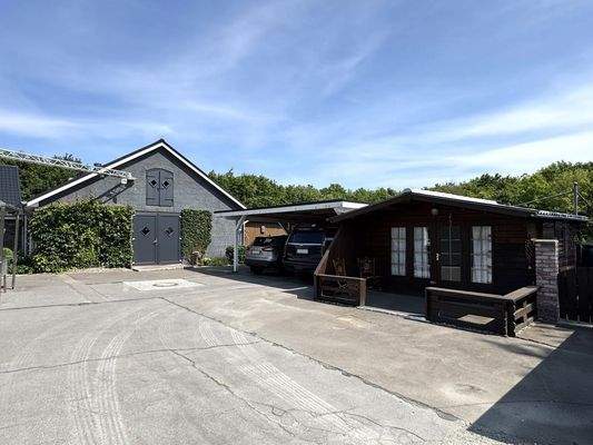 Innenhof u. Carportanlage