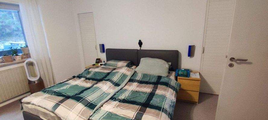 Schlafzimmer mit begehbarem Schrank.jpg