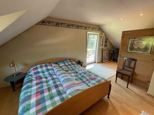 Schlafzimmer mit separatem Ankleidezimmer