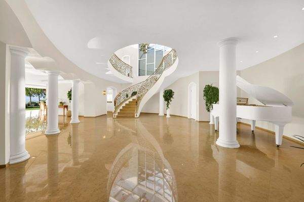 Geschwungener Marmortreppe im Eingangsbereich