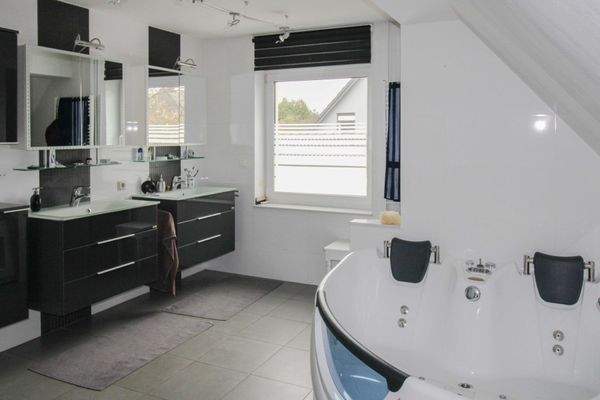 Badezimmer_2_OG_Sicht_1