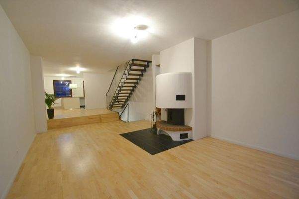 Offener Ess- und Wohnbereich mit gemütlichem Kamin