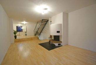 Offener Ess- und Wohnbereich mit gemütlichem Kamin