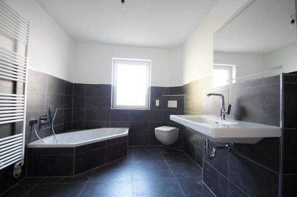 Badezimmer daylight mit Wanne OG Beispielbild