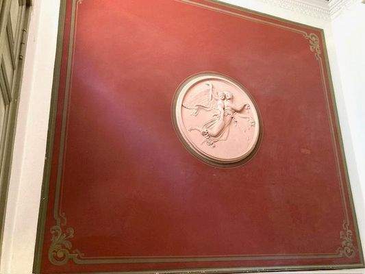 Eingang mit Nachtmedailion