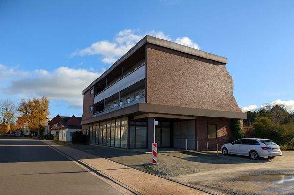 Aussenansicht mit Stellplätzen