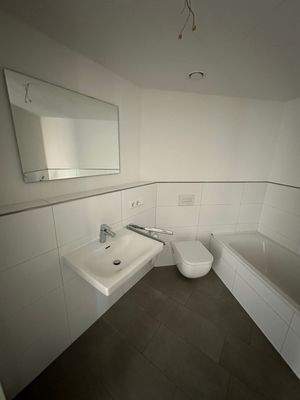 Badezimmer mit Dusche und Wanne II.jpg