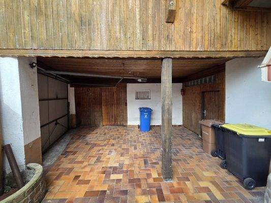 Innenhof mit Zugang zur Werkstatt und Garage