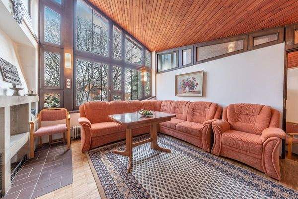 Ein helles Wohnzimmer mit Kamin