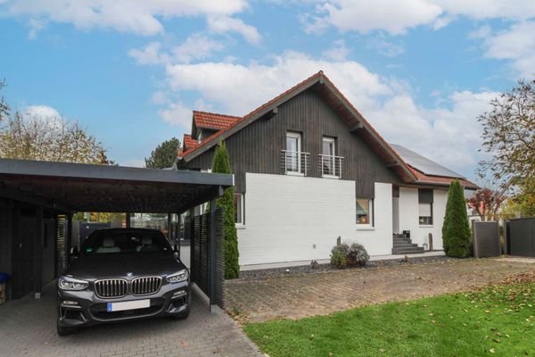 Frontansicht mit Carport