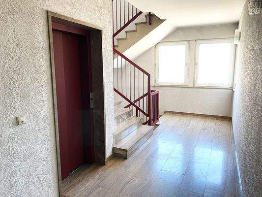 Aufzug-Treppenhaus.jpg