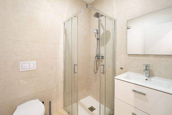 Eines von 2 Badezimmern