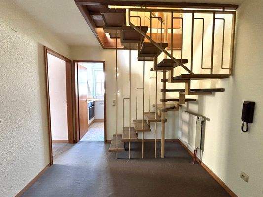 Eingangsbereich mit Treppe zur Ebene 2