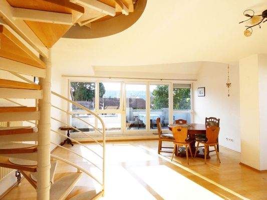 Wohnzimmer mit Fensterfront