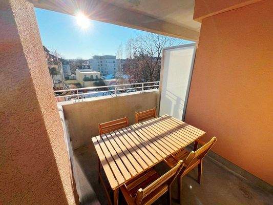 schöner, überdachter Balkon